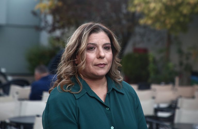 Η Συρεγγέλα καλεί τις βουλεύτριες να «υψώσουν φωνή» απέναντι στο «βούλωστο» του Πολάκη