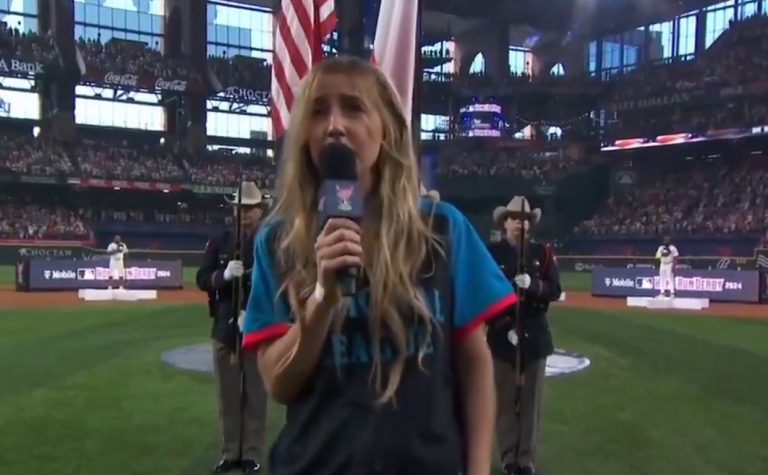 «Εκτέλεσε» τον εθνικό ύμνο των ΗΠΑ, έγινε χαμός και ομολόγησε πως ήταν μεθυσμένη