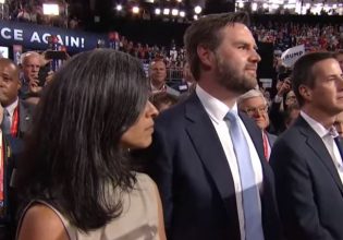 ΗΠΑ: Συνέκρινε τον Τραμπ με τον Χίτλερ, τώρα είναι ο υποψήφιος αντιπρόεδρός του