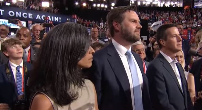 ΗΠΑ: Συνέκρινε τον Τραμπ με τον Χίτλερ, τώρα είναι ο υποψήφιος αντιπρόεδρός του