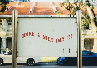 «Το ακούω» – Η μόνιμη επωδός της εποχής σημαίνει το εντελώς αντίθετο