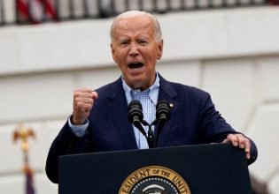 ΗΠΑ: «Δεν πάω πουθενά», λέει ο Μπάιντεν στη διάρκεια εκδήλωσης στον Λευκό Οίκο