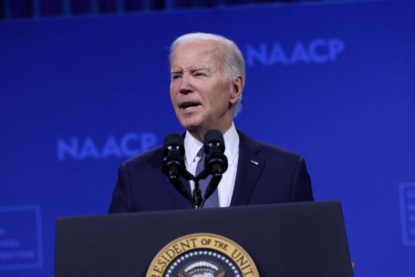 Μπάιντεν: Να απαγορευτεί ο τύπος του τουφεκιού που χρησιμοποιήθηκε στην επίθεση κατά του Τραμπ