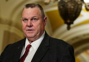 Μπάιντεν: Δεύτερος γερουσιαστής των Δημοκρατικών, ο Τζον Τέστερ, του ζητάει να εγκαταλείψει την κούρσα