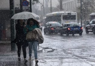 Κακοκαιρία: Διεκόπη η κυκλοφορία στον κόμβο Βαρυμπόμπης και στην πλατεία Δροσιάς