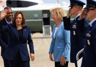 Εκλογές ΗΠΑ: Καλύτερη η Χάρις από τον Μπάιντεν στις δημοσκοπήσεις, αλλά ο Τραμπ παραμένει σκληρό καρύδι