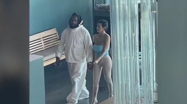 Η εμφάνιση της Μπιάνκα Σενσόρι με διάφανο κολάν μαζί με τον Κάνιε Γουέστ σε μουσείο στο Σαν Φρανσίσκο