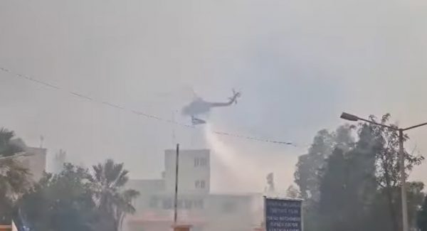 Φωτιά στην Πάτρα: Η στιγμή που ελικόπτερο πραγματοποιεί ρίψεις πάνω από το Καραμανδάνειο