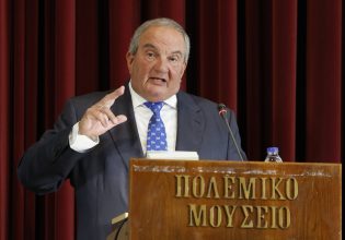 Καραμανλής: Με το «γάντι» η κριτική στην κυβέρνηση Μητσοτάκη