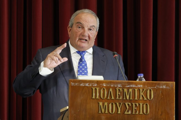 Καραμανλής: Με το «γάντι» η κριτική στην κυβέρνηση Μητσοτάκη