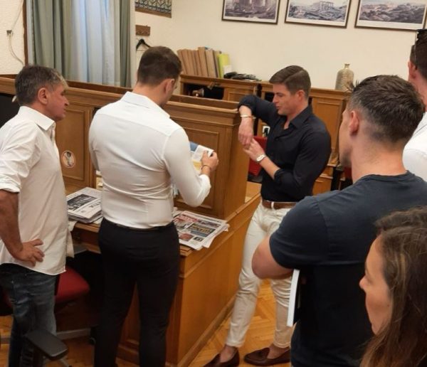 Στέφανος Κασσελάκης: Ξενάγησε μαζί με τον Τάιλερ φίλους τους από την Αμερική