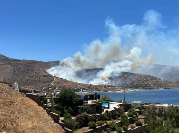 Φωτιά τώρα στην Κέα: Σηκώθηκαν εναέρια μέσα – Εκκενώνεται η περιοχή Λιγιά, ζημιές σε σπίτια