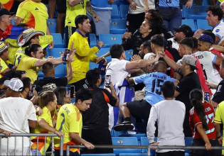 Χαμός μετά το Κολομβία – Ουρουγουάη: Παίκτες της «σελέστε» έπαιξαν ξύλο στις κερκίδες με οπαδούς (vids)