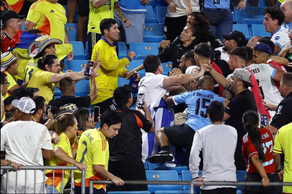 Χαμός μετά το Κολομβία – Ουρουγουάη: Παίκτες της «σελέστε» έπαιξαν ξύλο στις κερκίδες με οπαδούς (vids)