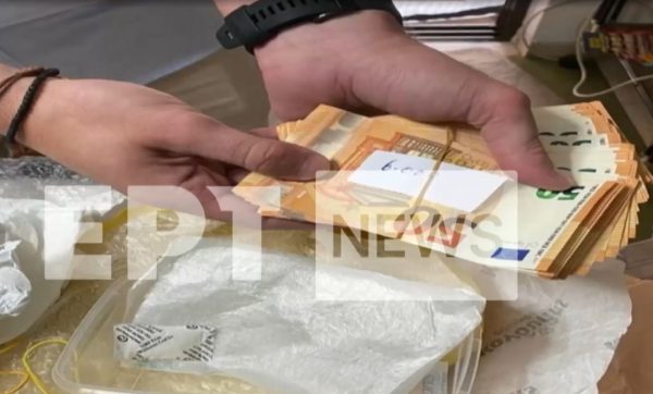 Κύκλωμα εκβιαστών: Σε τάπερ τυλιγμένα με περιοδικά έκρυβαν τα λεφτά η Νάνσυ και οι συνεργοί της