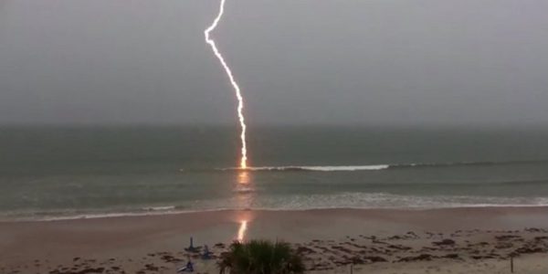 Κολυδάς: Τι συμβαίνει όταν κολυμπάμε και χτυπάει κεραυνός στη θάλασσα