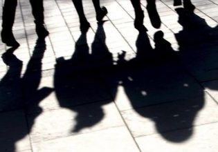 Οι εργαζόμενοι στην Ελλάδα «βλέπουν με το κυάλι» τους Λιθουανούς και τους Ρουμάνους