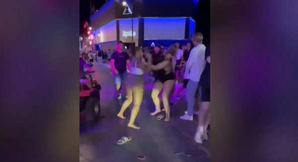 Κρήτη: Μαλλί με μαλλί πιάστηκαν τουρίστριες στα Μάλια – Άγριο ξύλο με μπουνιές και κλωτσιές