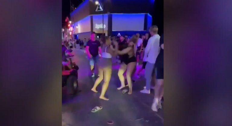 Κρήτη: Μαλλί με μαλλί πιάστηκαν τουρίστριες στα Μάλια – Άγριο ξύλο με μπουνιές και κλωτσιές