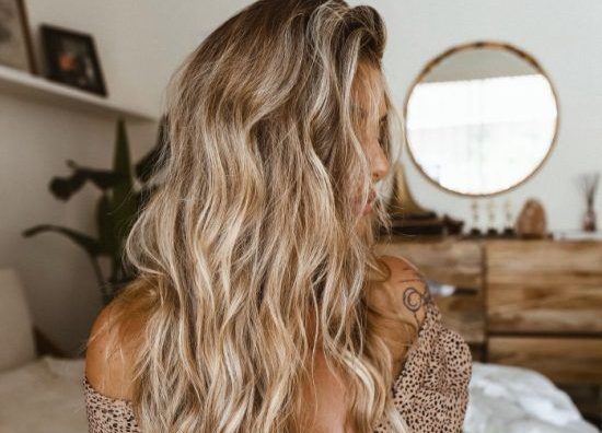 Ταλαιπωρημένα μαλλιά: Να τι πρέπει να κάνετε για να λάμψουν ξανά