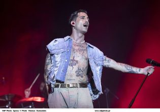Ο Damiano David των Maneskin με την ελληνική σημαία – Το δημόσιο ευχαριστώ μετά τη συναυλία στην Ελλάδα