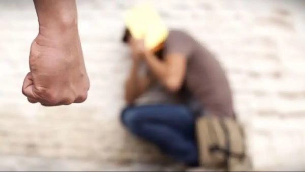 Πάτρα: «Είναι επιπόλαιος και άμυαλος» λέει ο πατέρας του 15χρονου που τον ξυλοκόπησε γιατί είναι ομοφυλόφιλος