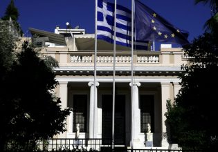 Το Μαξίμου απέναντι στα μέτωπα με γιατρούς και λογιστές