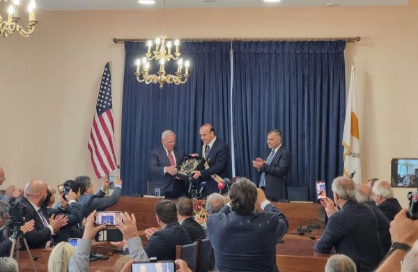 Μενέντεζ: Η Πάφος ανακάλεσε τον τίτλο του επίτιμου δημότη που είχε απονείμει στον γερουσιαστή