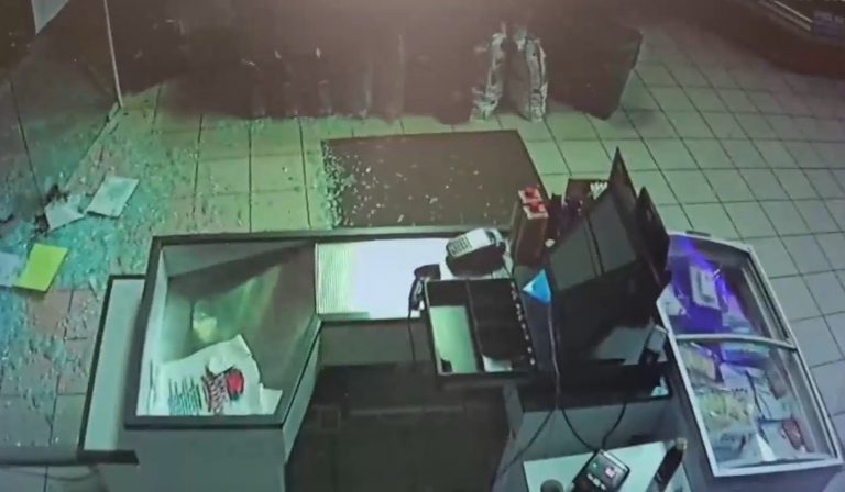 Μενίδι: Βίντεο ντοκουμέντο από διάρρηξη σε κρεοπωλείο – Ξηλώνουν σε δευτερόλεπτα το χρηματοκιβώτιο