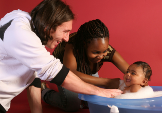Όταν ο Μέσι φωτογραφιζόταν με τον νεογέννητο Γιαμάλ – Η ιστορία πίσω από τη viral φωτογραφία (pic)