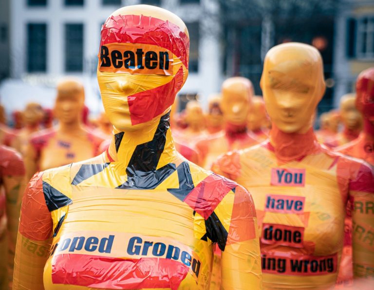 Ενδοοικογενειακή βία: Νταής χτύπησε βάναυσα την γυναίκα του και της εκσφενδόνισε έπιπλα