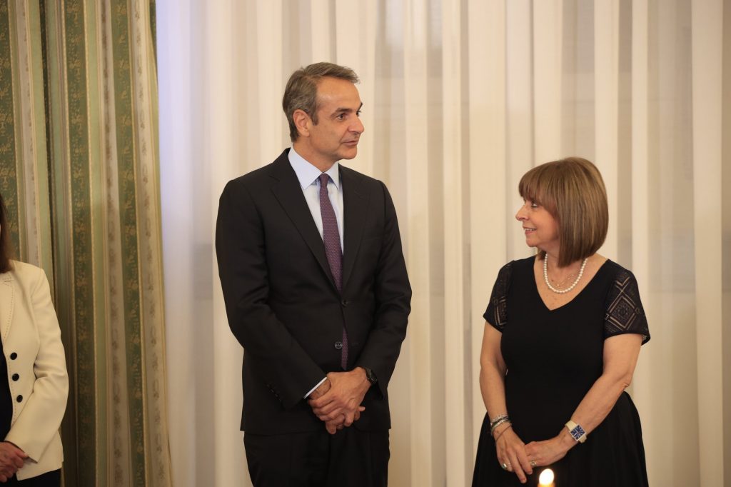 Νέα Δημοκρατία: Πληθαίνουν οι φωνές για μη επανεκλογή της Σακελλαροπούλου