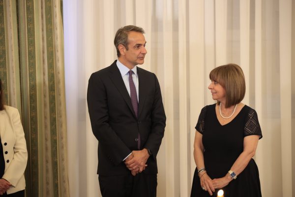 Νέα Δημοκρατία: Πληθαίνουν οι φωνές για μη επανεκλογή της Σακελλαροπούλου