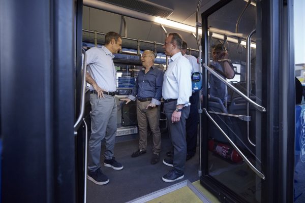 Πού πάει αυτό το λεωφορείο; H κυβερνητική φιέστα στο αμαξοστάσιο της ΟΣΥ και η πραγματικότητα