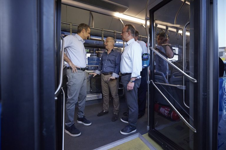 Πού πάει αυτό το λεωφορείο; H κυβερνητική φιέστα στο αμαξοστάσιο της ΟΣΥ και η πραγματικότητα