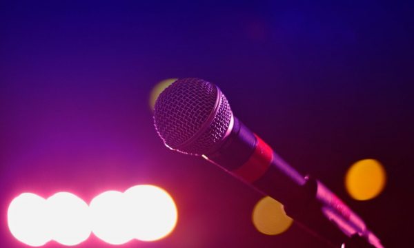 Πασίγνωστος τραγουδιστής στα «δίχτυα» της Οικονομικής Εισαγγελίας – Δεσμεύτηκε η περιουσία του