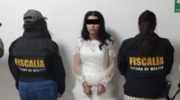 Τη συνέλαβαν τη μέρα του γάμου της για φόνο – Πόζαρε με το νυφικό και χειροπέδες