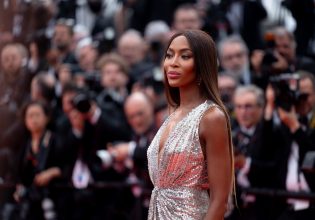 Icon in gold: Το μικρό χρυσό μπικίνι της Ναόμι Κάμπελ