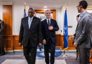 Πρώην πρέσβης των ΗΠΑ στο NATO: «Άχρηστες οι νατοϊκές υποσχέσεις στην Ουκρανία»