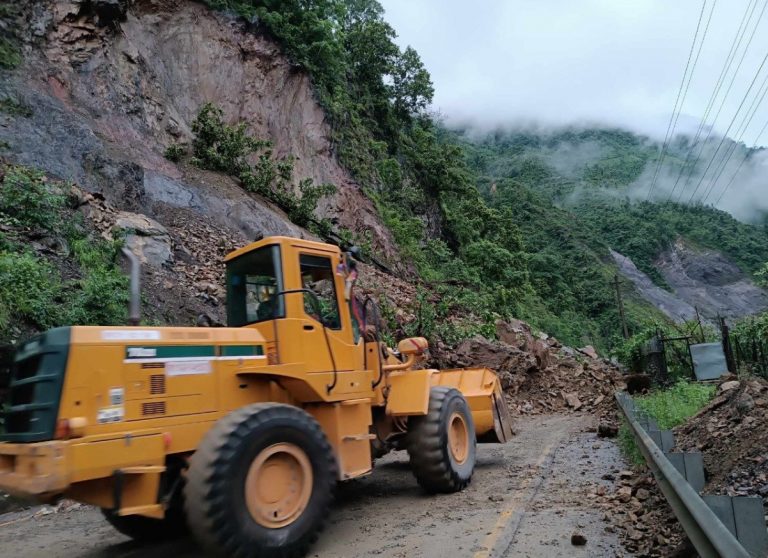 Νεπάλ: Αγνοούνται 66 επιβάτες λεωφορείων που παρασύρθηκαν από κατολίσθηση και έπεσαν σε ποτάμι