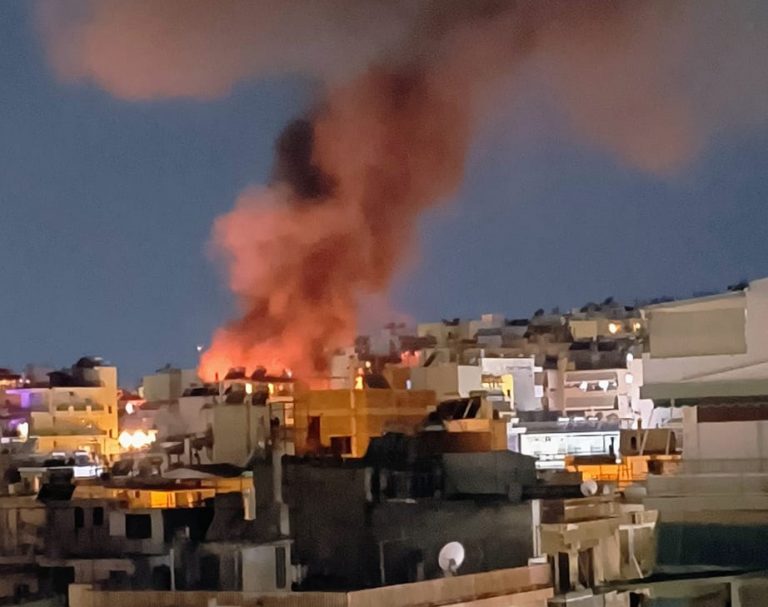 Νίκαια: Μεγάλη φωτιά σε υπαίθριο χώρο