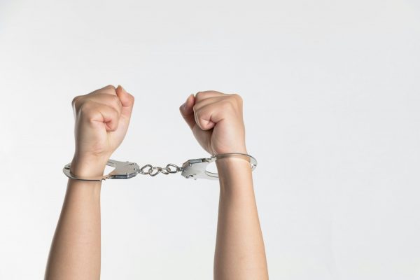 Ενδοοικογενειακή βία: Γυναίκα απείλησε τον σύζυγό της με μαχαίρι – O 49χρονος εγκατέστησε panic button