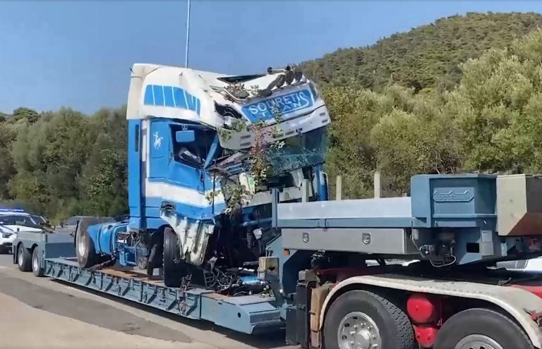 Τροχαίο στη Μεσσηνία: «Πέρασε ώρα για να καταλάβουμε ότι υπήρχε δεύτερο αυτοκίνητο κάτω από την νταλίκα»