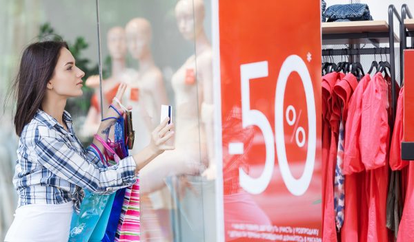 Εκπτώσεις: Ανοιχτά καταστήματα την Κυριακή – Ποιο το ωράριο, τι πρέπει να προσέχετε