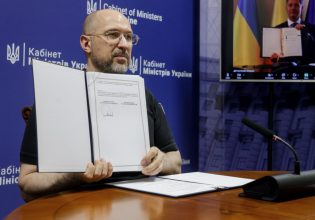 Με τη ψυχή στο στόμα, η εμπόλεμη Ουκρανία γλίτωσε τη χρεοκοπία