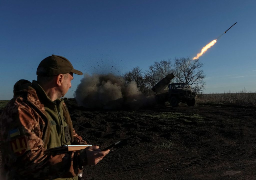 Η Ουκρανία λέει πως έπληξε αεροπορική βάση της Ρωσίας στην Κριμαία