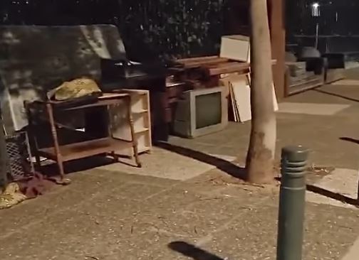 Σε «σπίτια» μετατρέπονται πεζοδρόμια και δημόσιοι χώροι σε «χωματερές»