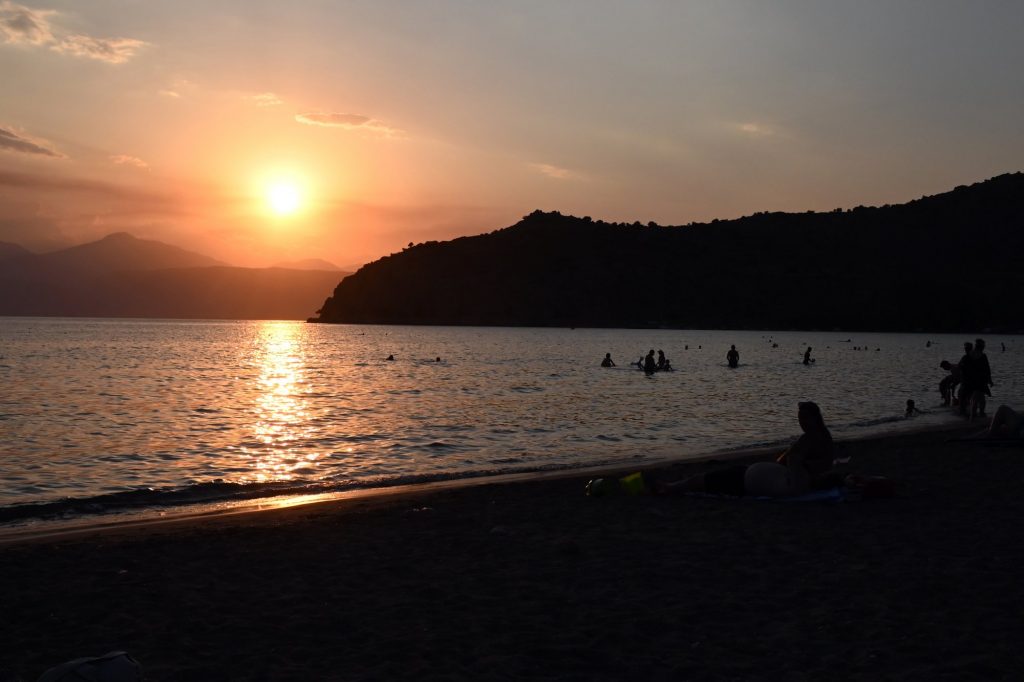 Περί ακαταλληλότητας των θαλάσσιων υδάτων – Τι συμβαίνει με τις δειγματοληψίες και τις «ακατάλληλες» παραλίες