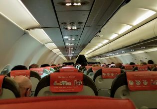 Αεροσυνοδός αποκαλύπτει το πιο αηδιαστικό πράγμα που κάνουν οι επιβάτες και είναι εξαιρετικά συνηθισμένο