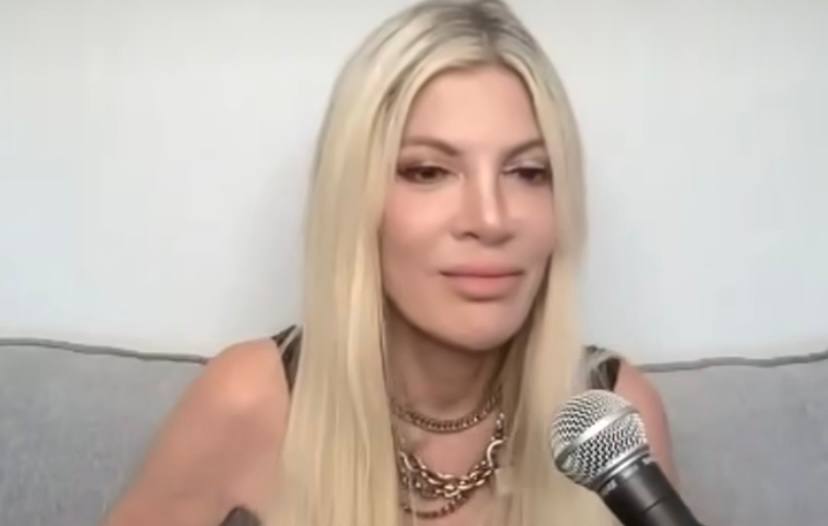 Η Τόρι Σπέλινγκ αποφάσισε να απαντήσει στα αδιάκριτα σχόλια που δέχεται για το στήθος της